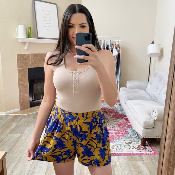 H&M royal blue floral mid waist shorts - Picture 2 of 4